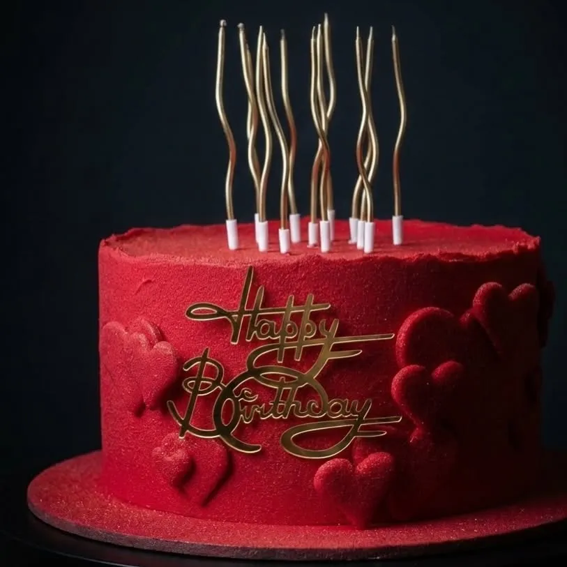 Червоний торт на день народження зі свічками та топером Happy Birthday